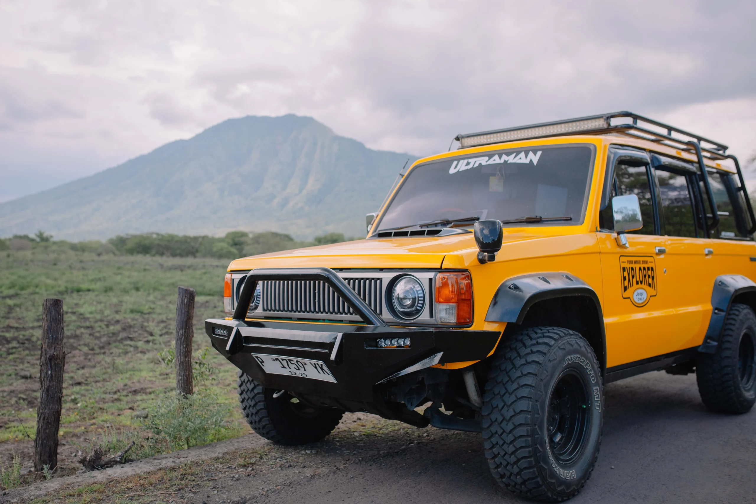 jeep trooper ikon wisata banyuwangi di savana baluran